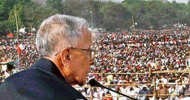 CPM leader Jyoti Basu addresses workers during the 22nd state conference of the party at Brigade Parade Ground in Kolkata