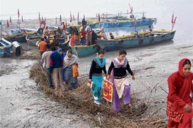 The receding waters of Gobind Sagar leave behind a huge mass of silt and slippery slush, making it very hazardous to reach the boats or banks for thousands of people who daily cross the lake near Bilaspur.
