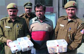 North District Delhi Police arrest gold broker Dinesh Jain with Rs 9.5 lakh and jewellery worth Rs 17 lakh in the Capital on Wednesday.