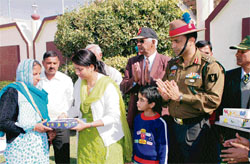 Col Virendra Vats and his wife Namita Vats honour a war widow at an ex-servicemens meeting in Rewari