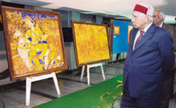 Dr A.R. Kidwai, Haryana Governor and Chancellor of Kurukshetra University, appreciates a painting on the 1857 revolt displayed on the university campus