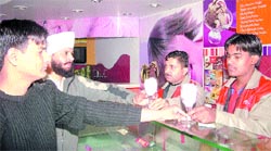 Chilly weather is no deterrent for citys ice cream lovers
