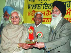 Chief guest Malkit Singh Garewal (right) honouring a retired teacher at the 29th annual function of the Teachers Home held in Bathinda on Sunday. Also seen in the picture is Jagmohan Kaushal, chairman of the Teachers Home Management, Welfare and Educational Trust.