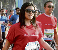 Actors Konkana Sen Sharma and Rahul Bose participate in the fifth Standard Chartered Mumbai Marathon 2008 on Sunday.