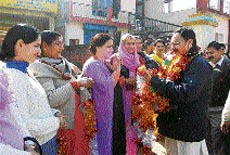 Women welcome forest minister J.P. Nadda in the industrial area at Bilaspur on Monday.