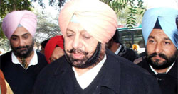 Former CM Captain Amarinder Singh speaking to media persons near Bathinda
