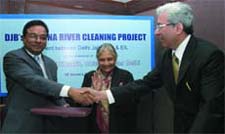 Delhi Jal Board CEO Arun Mathur (R) and Mukesh Rohatgi, CMD of Engineers India Ltd sign an agreement for the interceptor sewer project and the Yamuna cleaning project at Delhi Secretariat in the Capital on Monday.