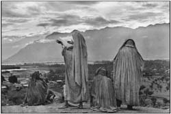 Muslim women on the slopes of Hari Parbat Henri Cartier-Bresson