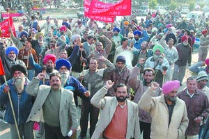 In a statewide demonstration against proposed unbundling of the Punjab State Electricity Board (PSEB), members of the Technical Services Union (TSU) held a demonstration outside the district office of the PSEB at Shakti Sadan in Jalandhar on Tuesday.