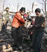 Kashmiri villagers carry the body of a suspected militant after a gunbattle in Batpora, 60 km south of Kashmir, on Wednesday. 