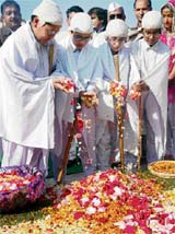 Schoolchildren dressed up as Mahatma Gandhi pay tributes to Mahatma Gandhi on his 60th death anniversary in Jammu on Wednesday