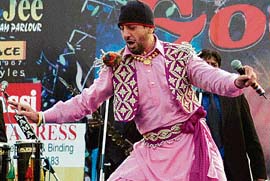 Punjabi folk singer Gurdas Mann performs during Goonj-2008 at Sri Guru Gobind Singh College in Sector 26, Chandigarh, on Friday