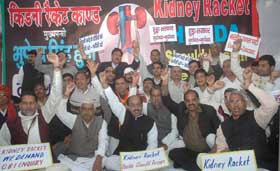 BJP leader Vijay Goel and Haryana BJP actvists stage a dharna to demand a CBI probe into the kidney racket that was exposed in Gurgaon, at Jantar Mantar in the Capital on Friday. 