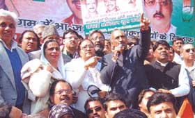 DPCC president J.P. Aggarwal addresses party workers about the MCD failures near Shyam Lal College, Shahadra, in the Capital on Friday. 