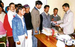 Residents of the Hadal gram panchayat submit a memorandum to the Nurpur SDM on Friday. 