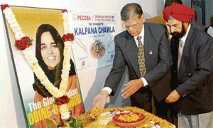 Banarsi Lal Chawla (left), father of Kalpana Chawla, and Amarjeet Singh Kohli, chairman of the Punjab Engineering College Old Boys Association, pay homage to the astronaut on her fifth death anniversary at Tagore Bal Niketan Senior Secondary School in Karnal on Friday.