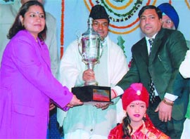 Vandana and VP Tandon receive a Republic Day trophy from defence minister A.K. Antony in the Capital on Thursday.