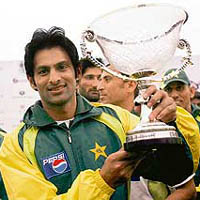 Pakistans Shoaib Malik holds the Mobilink trophy after his team beat Zimbabwe in the fifth one-dayer in Sheikhupura on Saturday. Pakistan swept the series 5-0.