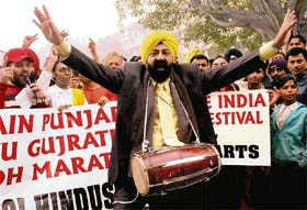 Jaspal Bhatti does a spoof on regionalism in art promoted by Raj Thackarey, at Sector 17