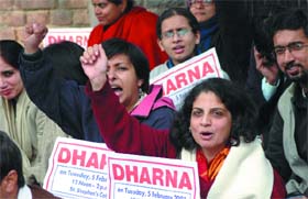 DUTA led a dharna of St. Stephen's College teachers and employees against the actions of acting principal and OSD Rev Valson Thampu in the Capital