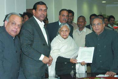 Chief Minister Sheila Dikshit along with ministers Raj Kumar Chauhan and Mangat Ram Singhal give a memorandum for the regularisation of unauthorised colonies to union minister for urban development Jaipal Reddy at his office in the Capital on Wednesday.
