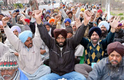 Employees of the Technical Services Union, Bharatiya Kisan Union and other farmers organisations protesting against the proposed unbundling of the PSEB in Bathinda