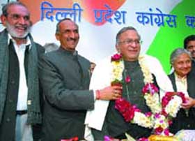 Chief Minister of Delhi, Sheila Dikshit, DPCC president JP Agarwal and MP Sajjan Kumar felicitate union urban development minister Jaipal Reddy for the direction on desealing at DPCC office in the Capital on Thursday. 