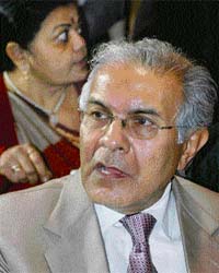 Chief information commissioner Wajahat Habibullah addresses a workshop at the Chandigarh Press Club