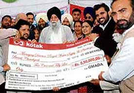 Punjab cooperation minister Capt Kanwaljit Singh presentes a cheque of grant to NAC Zirakpur president Narinder Sharma in Baltana on Sunday.