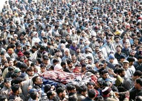 Kashmiris carry the body of the Hizbul commander, during his funeral in Noorpora Tral village, 35 km south of Srinagar
