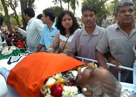 Family members and relatives pay homage to Baba Amte at Anand Ashram in Warora