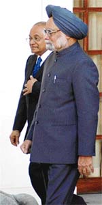 Prime Minister Manmohan Singh with the President of the Republic of Maldives Maumoon Abdul Gayoom prior to delegation-level talks in New Delhi