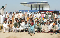 Up in arms: Farmers protesting against a petrol pump at Sangat Mandi 