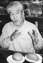 I have found the perfect harmony of curry sauce and dough, explains Hideki Okubo. 