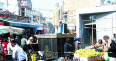 The area around the statue of freedom fighter Gopal Singh Qaumi at Rainak Bazaar has been virtually converted into a garbage dump. 