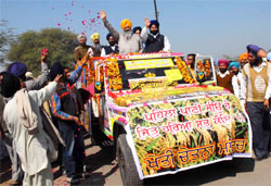 Agriculture minister Sucha Singh Langah leading Mealy bug awareness rally at Talwandi Sabo