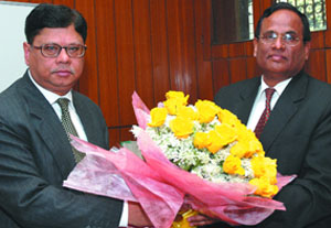Incoming MCD commissiner K S Mehra (R) being welcomed by outgoing commissiner Ashok Kumar at Town Hall in the Capital on Wednesday.