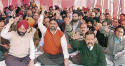 Bank employees stage dharna near the Viswakarma Chowk in Ludhiana
