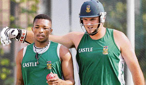 South African captain Graeme Smith (R) talks to Makhaya Ntini during a training session at the Sher-e-Bangla Stadium in Dhaka on Thursday. 