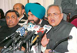 Balbir Punj, national secretary of the BJP and in charge of Punjab affairs, along with Navjot Sidhu, MP, and Manoranjan Kalia, minister for local bodies, addresses a press conference in Amritsar on Saturday.