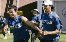 Irfan Pathan (L) and teammate Ishant Sharma during a training session in Sydney on Saturday ahead of their tri-series one-day match against Australia on Sunday