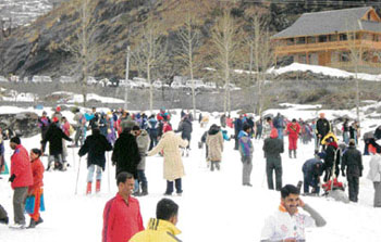 Tourists throng " snow point " at Palchan, about 10 km from Manali on the Manali-Rohtang road, on Sunday.