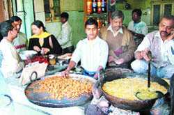 Customers eagerly await delivery of crispy pakoras at Jawali Di Hatti in Sadar Bazaar, Jalandhar