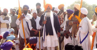 Jathedar Balwant Singh Nandgarh addressing the gathering after lifting dharna on the inter-state border near Abohar on Tuesday.