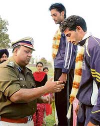 Patiala SSP S.K. Asthana congratulates the winners on the concluding day of the 132nd sports meet of Government Mohindra College in Patiala