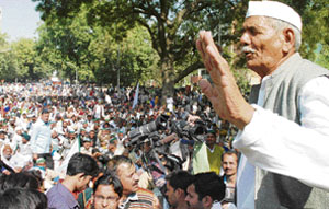 Bharti Kisan Union president Mohinder Singh Tikait addresses farmers at Jantar Mantar in New Delhi on Wednesday. 