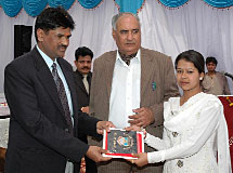 Dr Mahavir Singh, commissioner, Amabala division, presents an award to a student of Government Postgraduate College, Kalka, on Thursday.