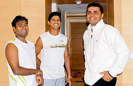 Ahmedabad XI players (from right) Reetinder Sodhi, Sanjiv Martyn and S. Sriram share some light moments after their arrival at a hotel in Chandigarh on Thursday.