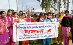 Volunteers of alternative and innovative education centres protest against the non-payment of honorarium by NGOs in Fatehabad.