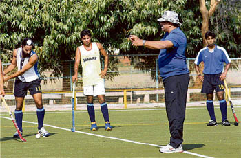 Star striker Rajpal Singh (left) has apparently resolved his differences with coach Joaquim Carvalho (2nd from right)